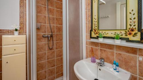 La salle de bains est pourvue d'un lavabo et d'une douche. dans l'établissement Sunlit Retreat with Garden Haven, à Fuengirola