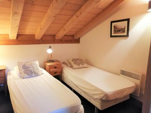 2 aparte bedden in een kamer met houten plafonds bij Appartement Morillon 1100, 4 pièces, 6 personnes - FR-1-412-13 in Morillon