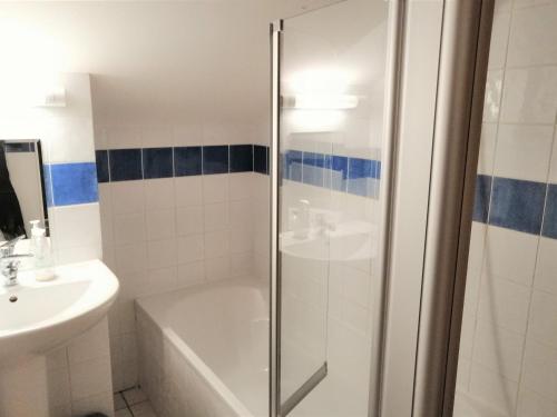 een badkamer met een douche, een bad en een wastafel bij Appartement Morillon 1100, 4 pièces, 6 personnes - FR-1-412-13 in Morillon