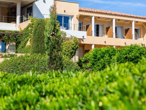 Ein Garten an der Unterkunft Hôtel La Caravelle