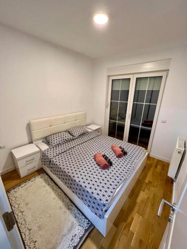 1 dormitorio con 1 cama con 2 almohadas en Erika's Place en Pristina