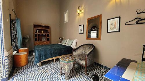 Ένα ή περισσότερα κρεβάτια σε δωμάτιο στο Riad Dar Alma Fes