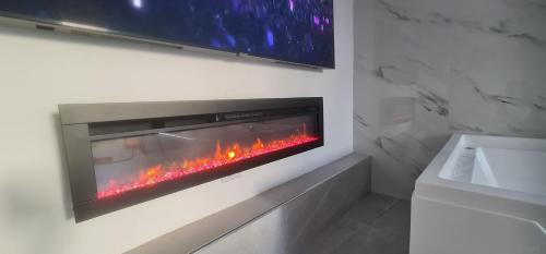 サンタ・テレーザ・ガッルーラにあるCentral Roomsのバスルーム(暖炉、テレビ付)