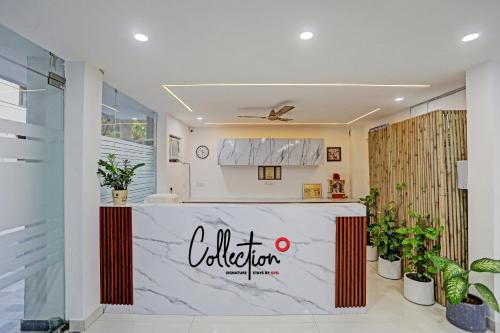 vestíbulo con mostrador de recepción y plantas en Collection O Kanchan Heritage en Gurgaon