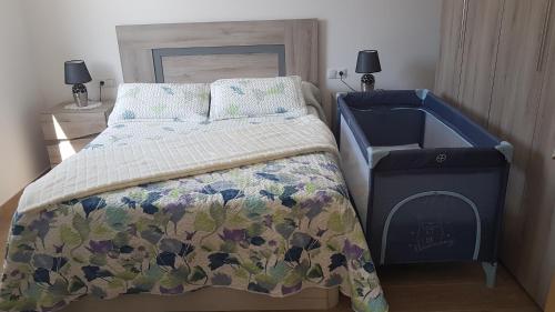 una camera con un letto con una coperta e due lampade di Casa Campaña a Muxia