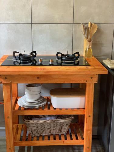 a wooden table with two burners on top of it at Sunset Guesthouse and Venue Cullinan in Meule