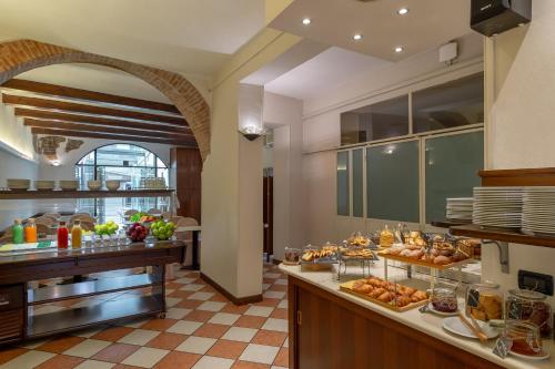 eine Küche mit einem Buffet in einem Restaurant in der Unterkunft Abbazia Bed & Breakfast in Mantua