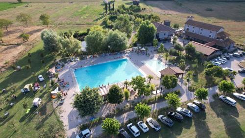 een luchtzicht op een huis met een groot zwembad bij Agriturismo Il Pozzo in Polla
