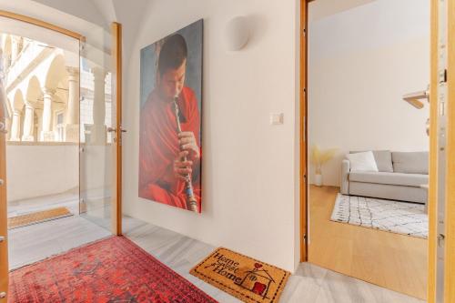 uma pintura de um homem numa parede numa sala de estar em Cozy-City Appartement em Krems an der Donau