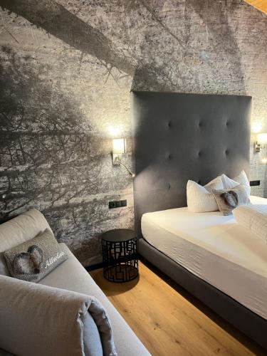 sypialnia z 2 łóżkami i ceglaną ścianą w obiekcie Ferienhaus Waldner w mieście Kaunertal