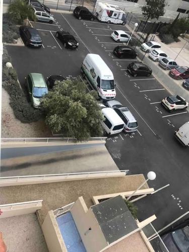 une vue aérienne sur un parking avec des voitures dans l'établissement Bord canal tranquillité demain nous appartient, à Sète