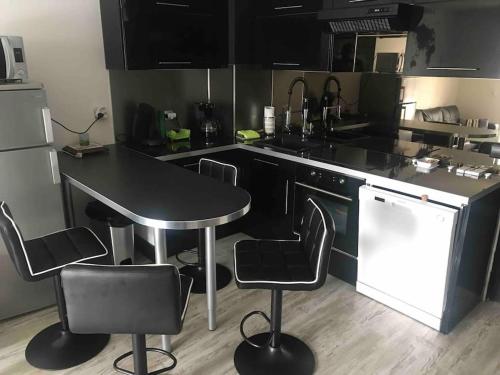 une cuisine avec une table et des chaises dans l'établissement Bord canal tranquillité demain nous appartient, à Sète