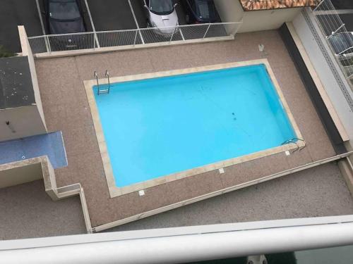 an overhead view of a swimming pool on a building at Bord canal tranquillité demain nous appartient in Sète