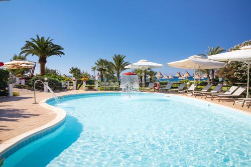 Bazén v ubytování Cormoran Hotel nebo v jeho okolí