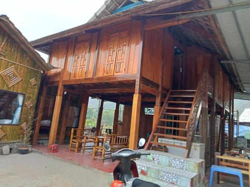ein Haus mit einem Roller, der davor geparkt ist in der Unterkunft Thủy Cường in Hòa Bình