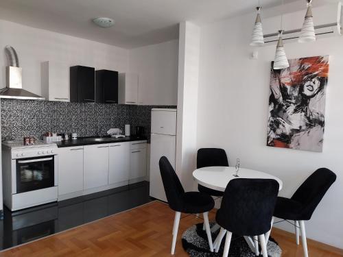 Kuchyň nebo kuchyňský kout v ubytování Bianco Rosso Apartment