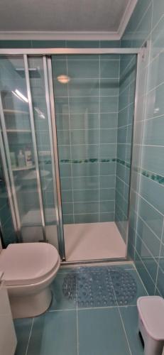 y baño con ducha y aseo. en Torrevieja Rooms-Habitaciones, en Torrevieja