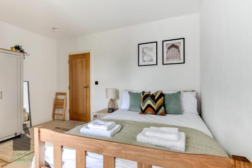 um quarto com uma cama com toalhas em Bright 1 bed central Worthing with sofa bed sleeps up to 4 close to beach by Eagle Owl Property em Worthing