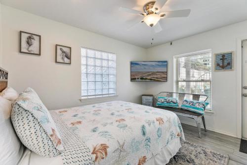 um quarto com uma cama e uma ventoinha de tecto em 3-level townhome w/ private pool & close to beach! em South Padre Island