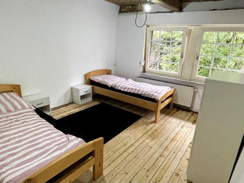 um quarto com duas camas e uma janela em Fachwerkhaus in Alfhausen 