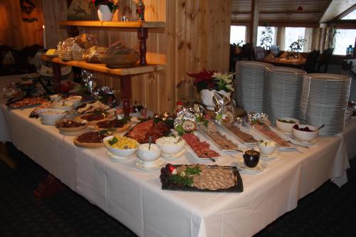 una mesa larga con un buffet de comida. en Lemonsjø Fjellstue og Hyttegrend en Randsverk