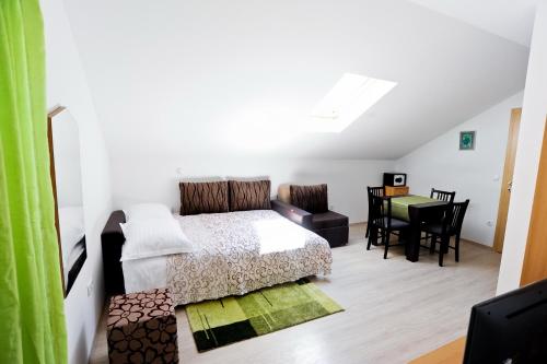 Postel nebo postele na pokoji v ubytování Apartmani Roko