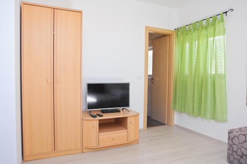 TV a/nebo společenská místnost v ubytování Apartmani Roko
