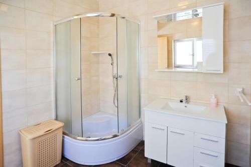 Koupelna v ubytování Apartmani Roko