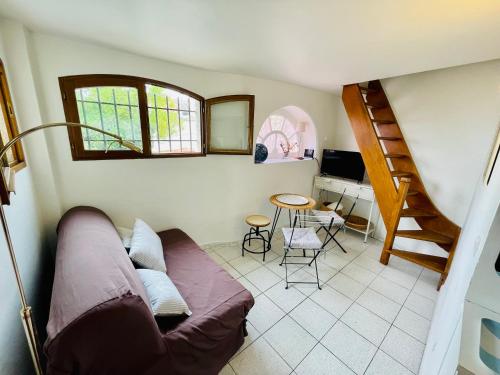 un salon avec un canapé et un escalier dans l'établissement Appartement duplex avec terrasse vue mer, à Marseille