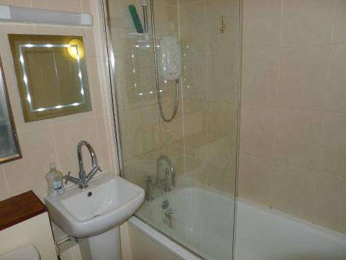 A bathroom at 1 Bedroom Flat in Historic Cooperage Apartments Leith