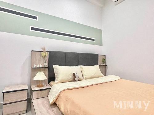 um quarto com uma cama com um urso de peluche em Netizen near MRT Balcony View em Cheras