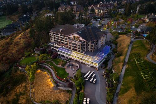 uma vista superior de um edifício com estacionamento em The Westin Bear Mountain Resort & Spa, Victoria em Victoria