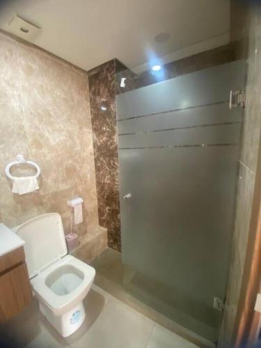 een badkamer met een toilet en een douchecabine bij Élégant & Cosy Appartement in Casablanca
