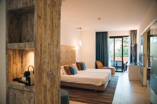 A bed or beds in a room at Lago Garden Apart-Suites & Spa Hotel