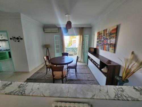 a kitchen and dining room with a table and chairs at La maison enchantée in La Marsa
