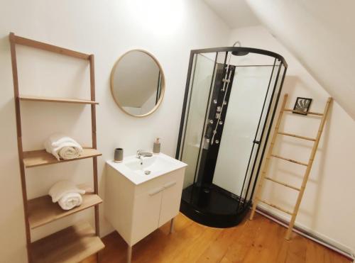 La salle de bains est pourvue d'un lavabo et d'un miroir. dans l'établissement Le domaine du Quercy, à Padirac