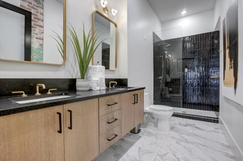 y baño con lavabo y aseo. en New Construction Loft Style Spacious Lux Apt, en Atlanta