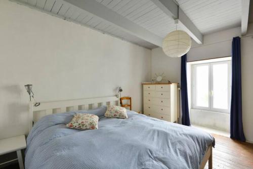 - une chambre avec un lit et 2 oreillers dans l'établissement Maison de vacances 5-7 personnes, à Saint-Pierre-Quiberon