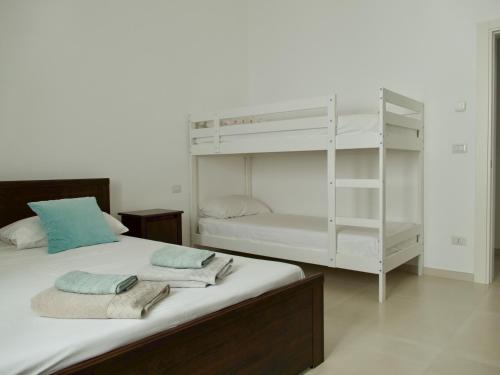 ein Schlafzimmer mit einem Etagenbett und Handtüchern darauf in der Unterkunft Newly Renovated-Holiday house with large garden in Galatina