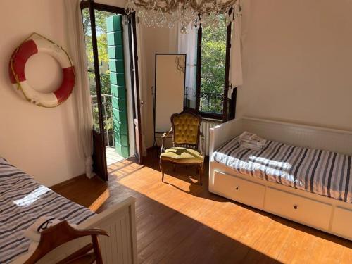 una camera con un letto e una sedia di Venezia Lido Villa Delle Palme a Lido di Venezia