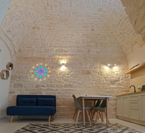 ein Wohnzimmer mit einem blauen Sofa und einem Tisch in der Unterkunft Casa Munna in Ceglie Messapica