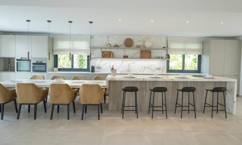 Large 5 bedroom Villa with heated pool + sea views