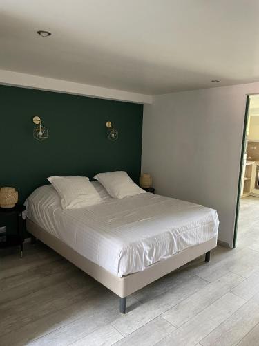 Ένα ή περισσότερα κρεβάτια σε δωμάτιο στο Hôtel Le Rabelais