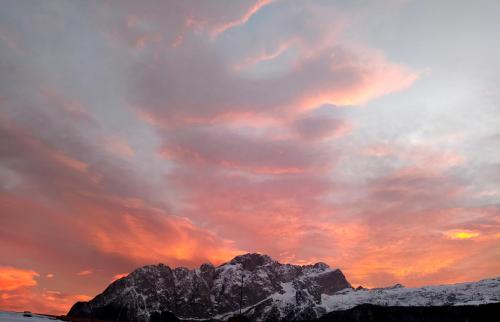 ein wolkiger Himmel bei Sonnenuntergang mit einem Berg in der Unterkunft APPARTAMENTO PIEVE ANTICA 