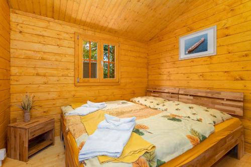 1 dormitorio con 2 camas en una cabaña de madera en srub slovenice, 