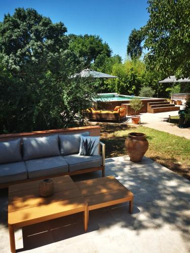 Photo de la galerie de l'établissement Villa provençale, piscine et jacuzzi privés., au Luc