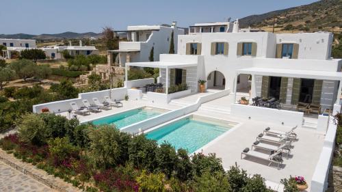 Paros Breeze Luxury Villa في دريوس: اطلالة جوية على فيلا بمسبح