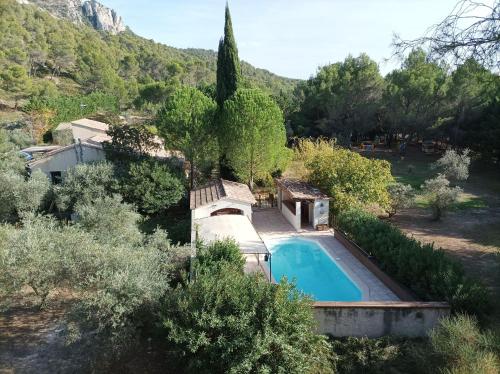 une villa avec une piscine dans une forêt dans l'établissement La Campanette en Luberon -Piscine privée, à Cheval-Blanc