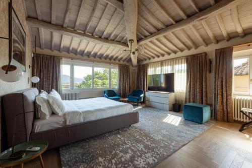 ein Hotelzimmer mit einem Bett und einem TV in der Unterkunft Grand Universe La Residenza in Lucca