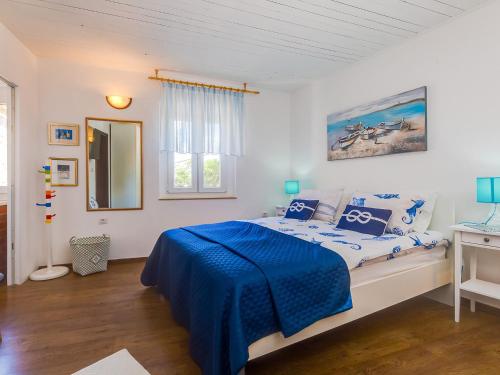 sypialnia z łóżkiem z niebieskim kocem w obiekcie Casa Rustica Funtana w mieście Funtana